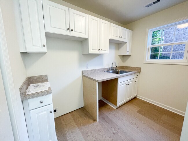 Building Photo - 1912 Devonwood Dr