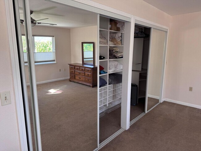 Building Photo - Spacious Upstairs Master Bedroom for Rent
