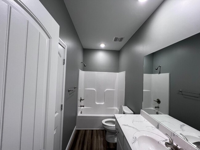 Building Photo - Twin Oaks Drive