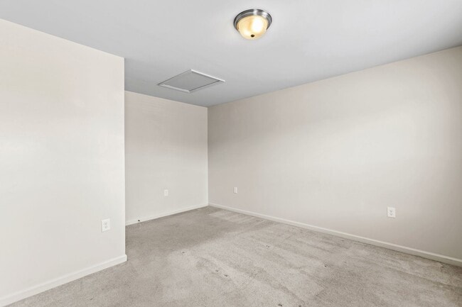 Building Photo - 2BR Townhome Near Camp Lejeune