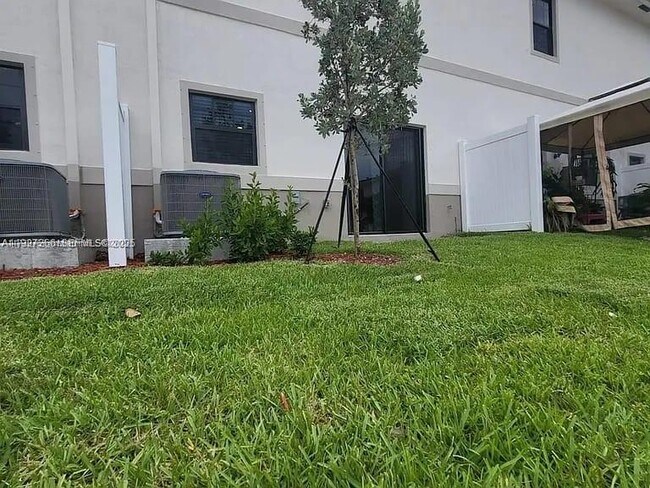 Building Photo - 1137 SW 6th Ct