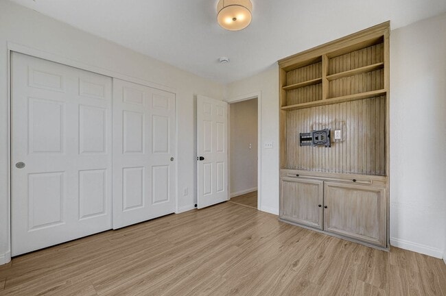Building Photo - Stylish Tri-Level Home/Tandem Garage in Henderson
