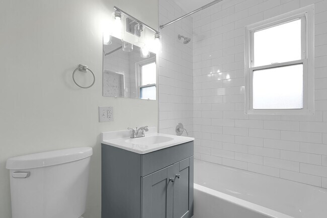 Building Photo - 702 S Hamilton Rd