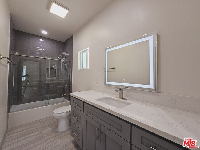 Building Photo - 2826 1/2 Leeward Ave