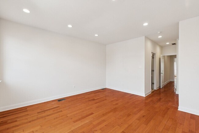 Building Photo - Beautiful 3 bedroom house with Private bac...