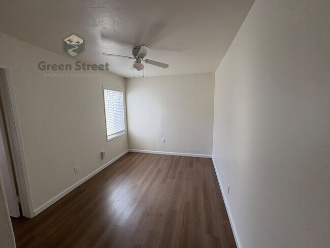 Building Photo - 1719 Oliver Ave