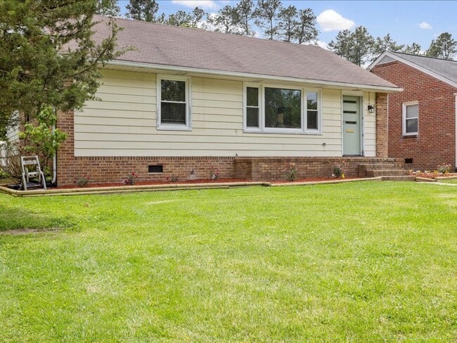 Building Photo - Luxury Remodeled 4 Bedrooms  2 Full Baths