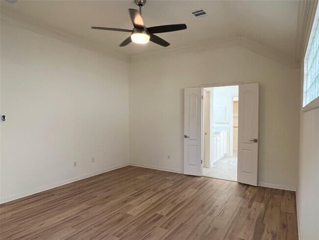 Building Photo - 10 Troon Dr