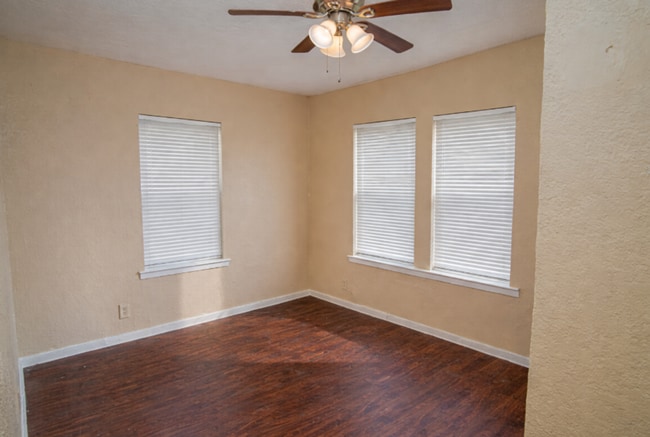 Building Photo - Great Home Near AT&T Center and Downtown!