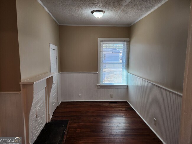 Building Photo - 260 E 3rd St NE