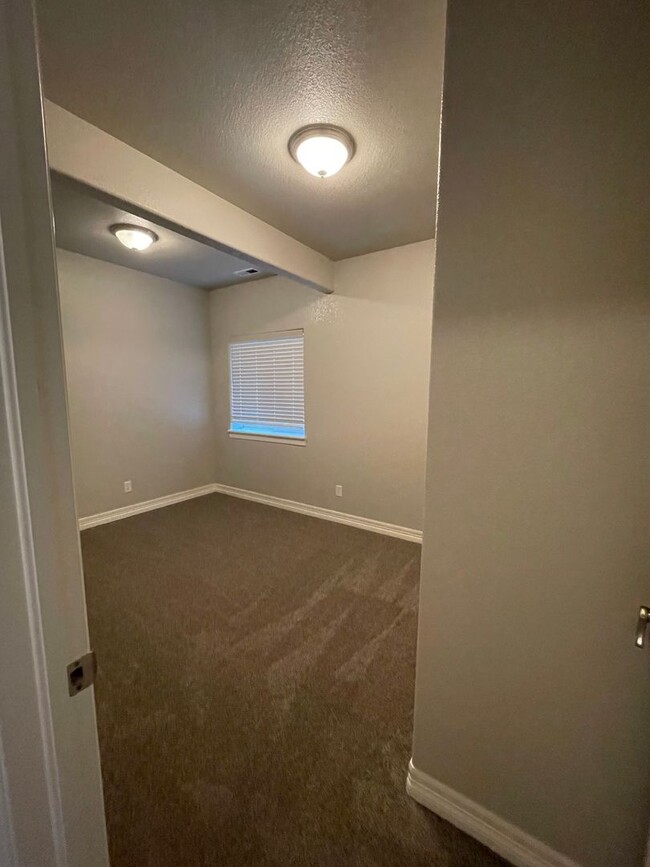 Building Photo - Start a Lease by 2/28/25 and pay $2,800 fo...