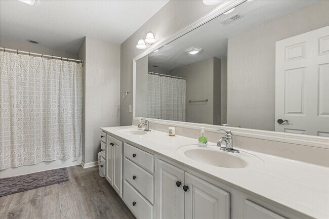 Building Photo - 410 Ashbury Cir