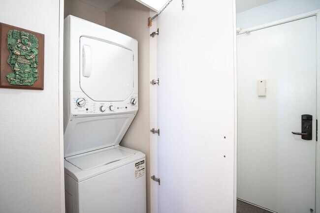 Building Photo - Ocean View 2/2 Fully Furnished + Newly Renovated Condo!