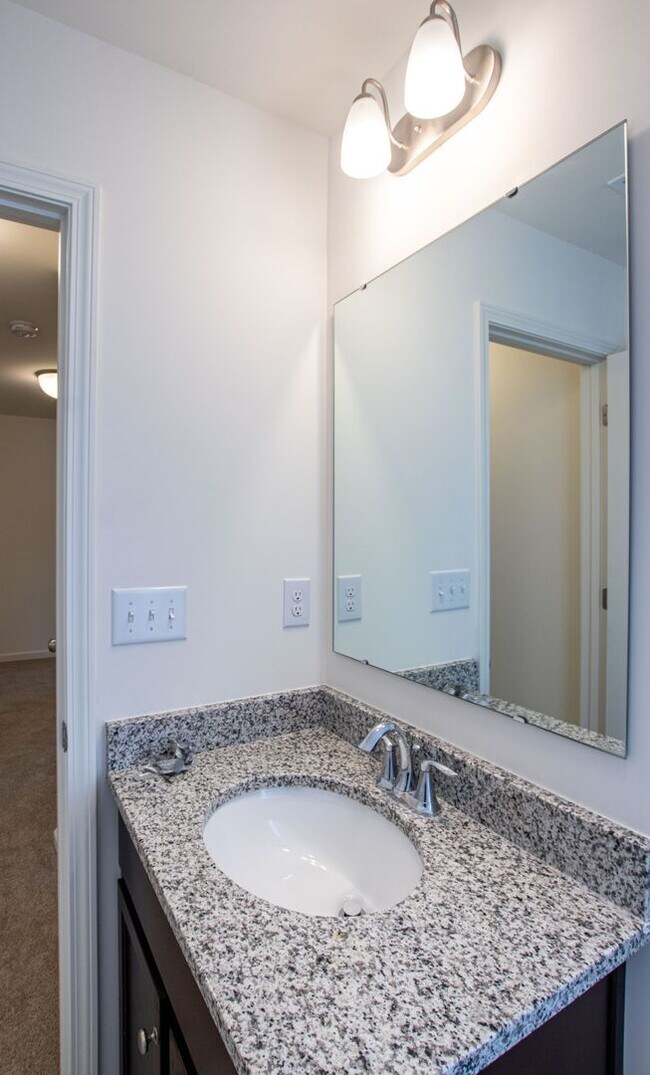 Building Photo - BEAUTIFUL 3BD/2.5BTH Townhome - Belmont - AUGUST 2026 MOVE IN