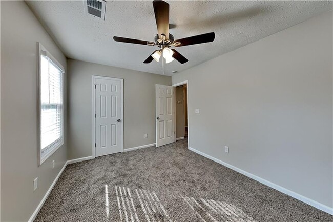 Building Photo - 11 Emerald Ct