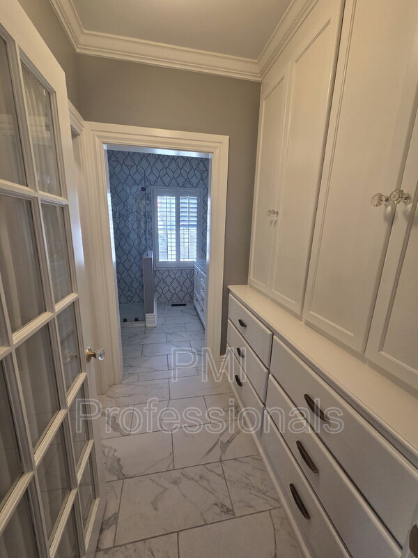 Building Photo - 401 E Main St