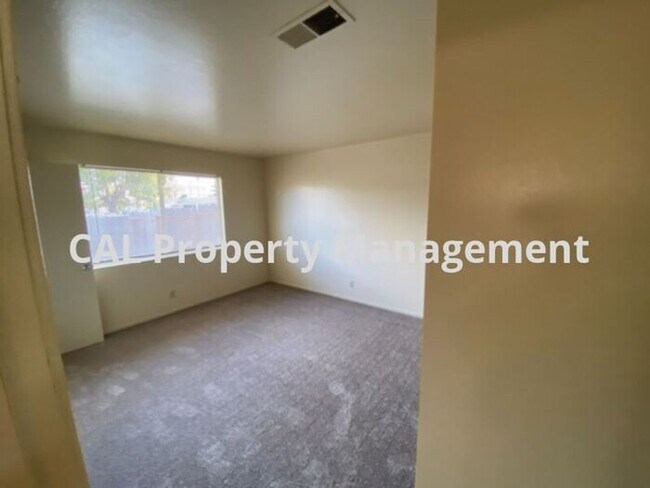 Building Photo - Charming 3-Bedroom, 2-Bathroom Home with Fireplace & Fenced Backyard