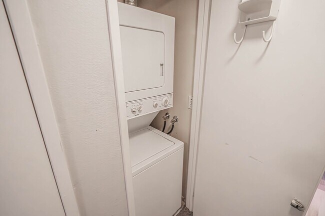 Building Photo - Santa Fe 2 Bedroom Condo for Rent!