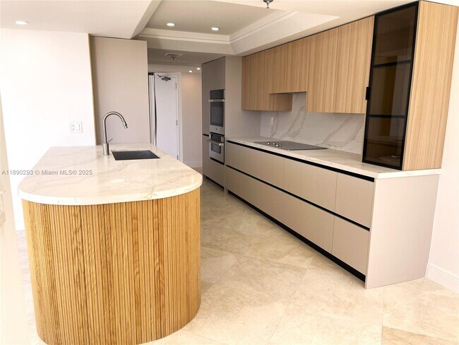 Building Photo - 520 Brickell Key Dr