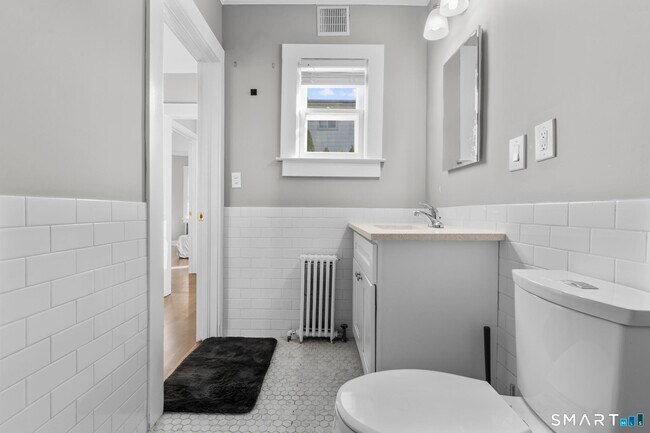 Building Photo - 118 Colonial Rd