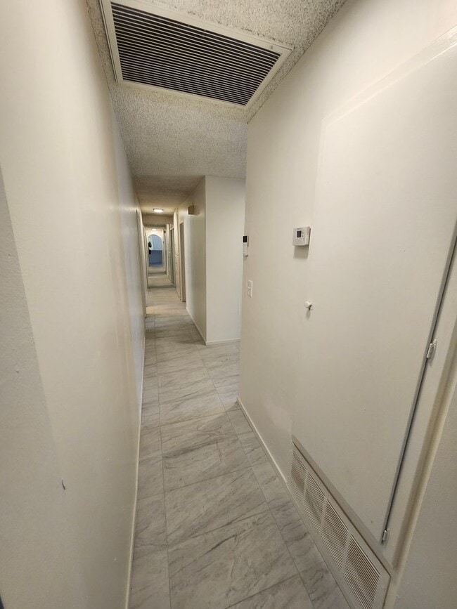 Building Photo - Newly Renovated! Spacious 4-Bed, 2-Bath Ho...
