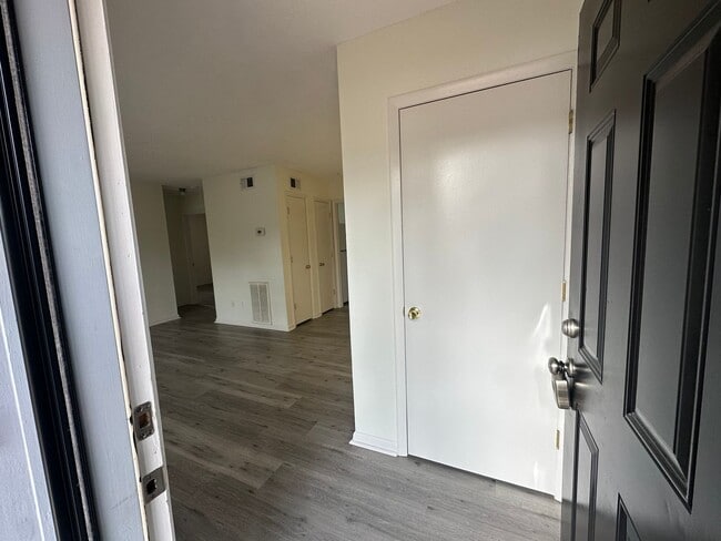 Building Photo - OPEN HOUSE 3/28 from 1PM to 3PM. Pet Friendly 2 Bedroom, 1 Bath Duplex Located in the Center of W...