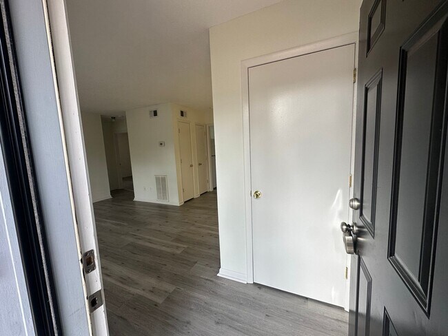 Building Photo - Pet Friendly 2 Bedroom, 1 Bath Duplex Located in the Center of Wilmington