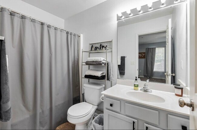 Building Photo - 17 Shell Ave SE