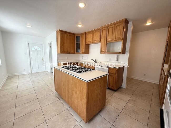 Building Photo - 4723 Blackthorne Ave