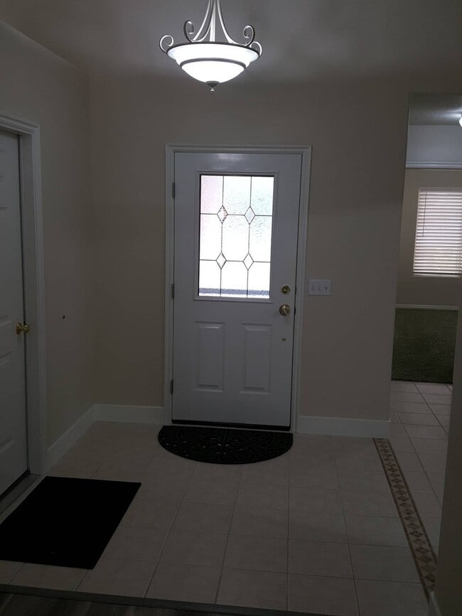 Building Photo - Bright Home with 2 Car Garage