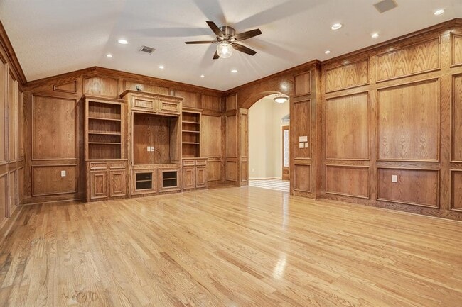 Building Photo - 316 Parkwood Village Dr