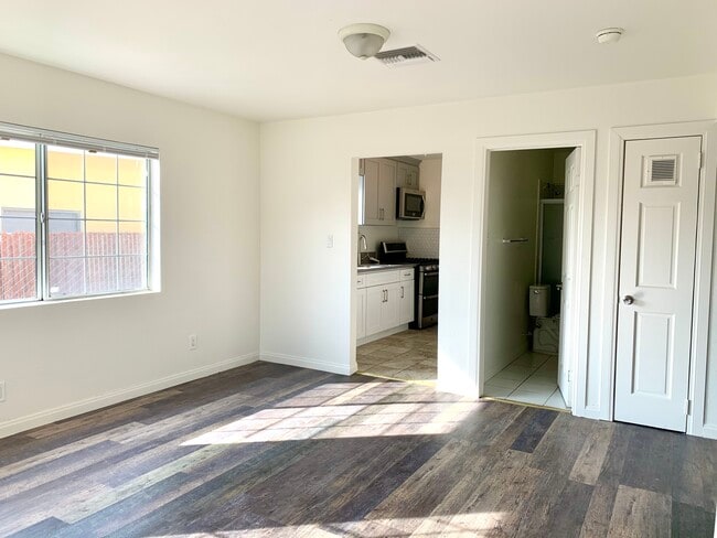 Building Photo - 2134 S Cloverdale Ave