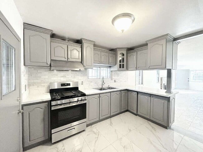 Building Photo - 439 W Buckthorn St