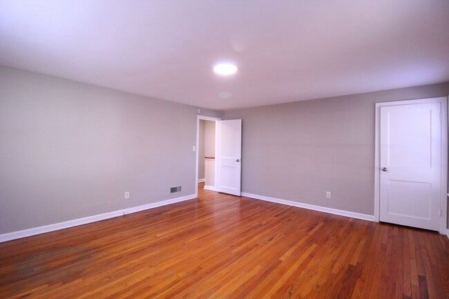 Building Photo - January FREE On This 2 Bedroom 1 Bath Duplex In The Waldo Area
