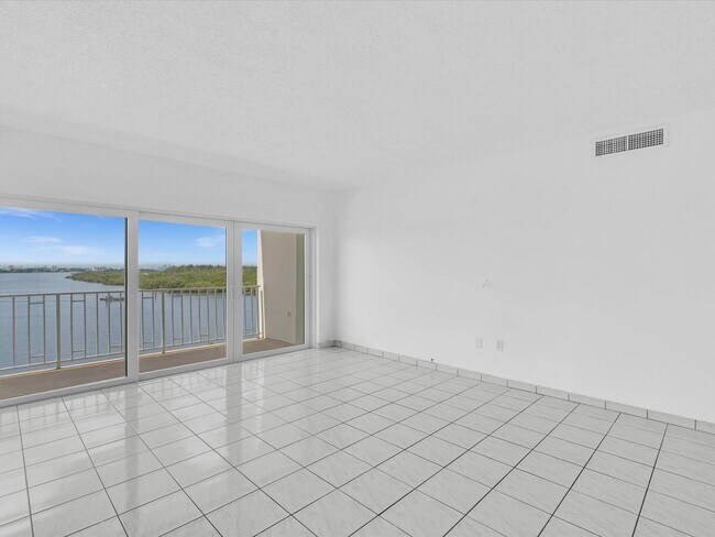 Building Photo - 500 Bayview Dr