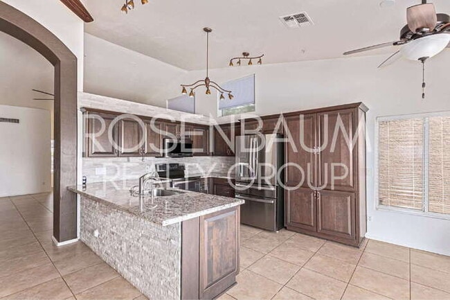 Building Photo - Gorgeous 3-bedrooms, 2-baths home in the d...