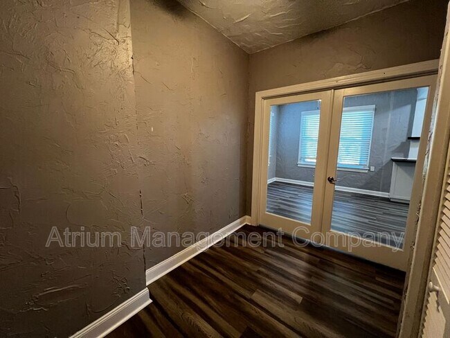 Building Photo - 410 E 14th St