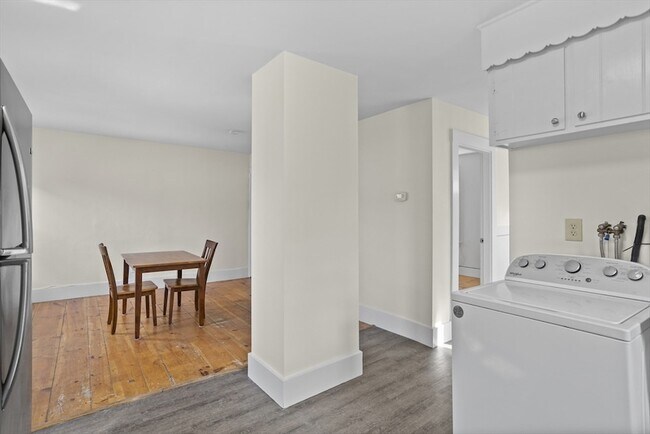 Building Photo - 294 Great Rd