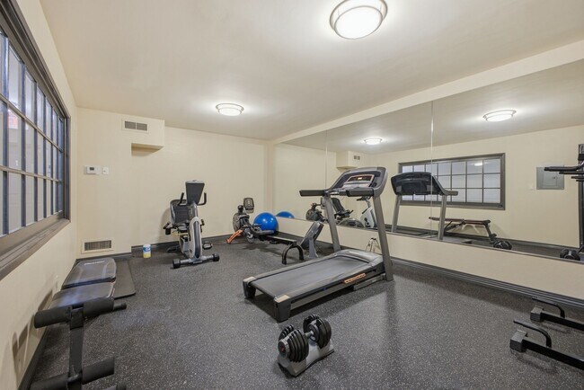 Building Photo - Bright & Spacious Top-Floor Condo in the Heart of Pasadena