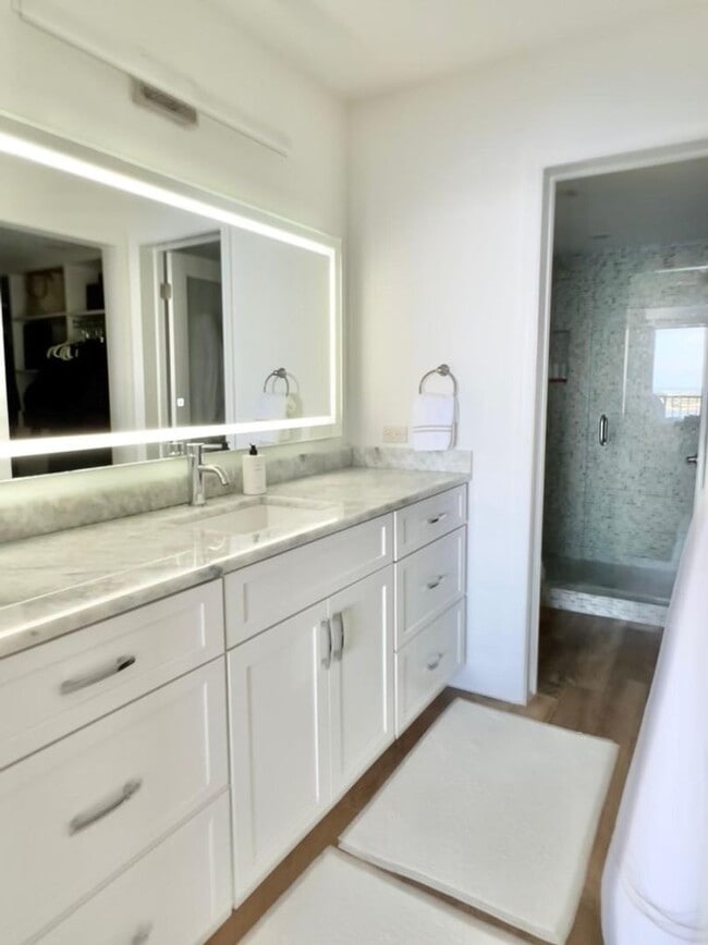 Building Photo - 132 Lakeshore Dr