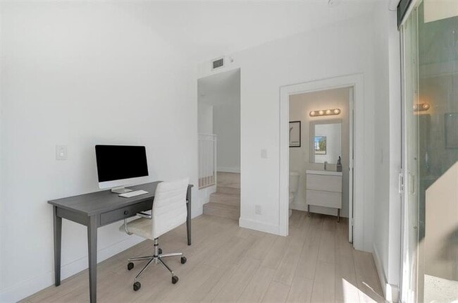 Building Photo - 703 SE 16th Ct