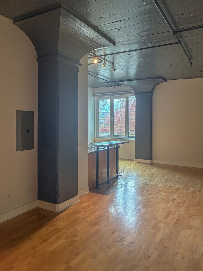 Building Photo - North Block Studio Available Now !!