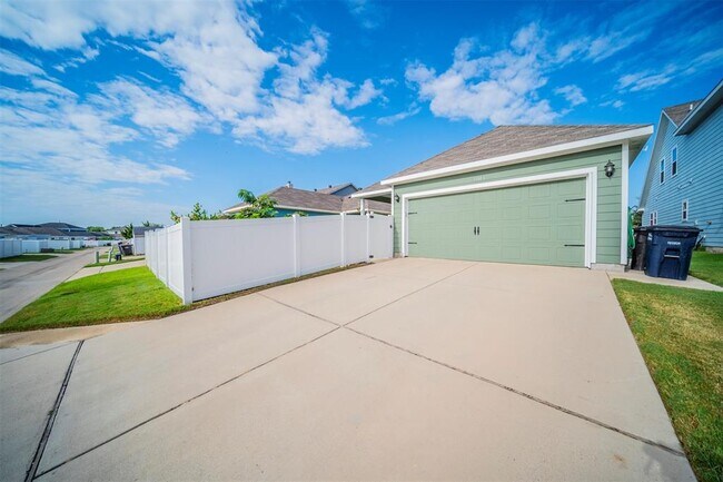 Building Photo - 11048 Kinston St