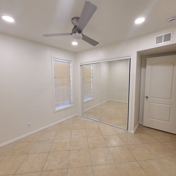 Building Photo - 261 Cottonwood Dr