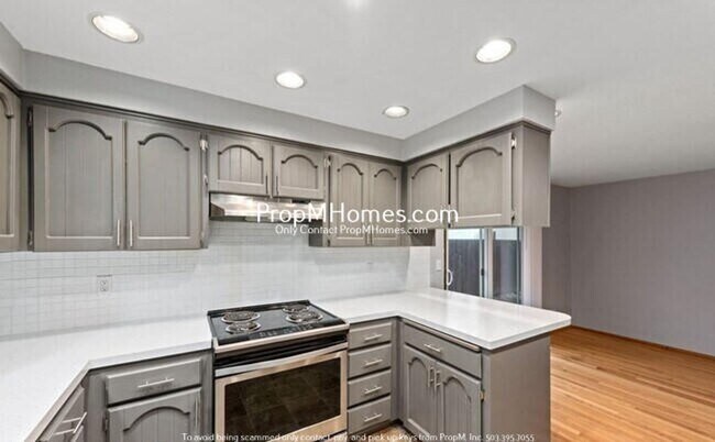 Building Photo - Spacious Three Bedroom Home in Milwaukie!