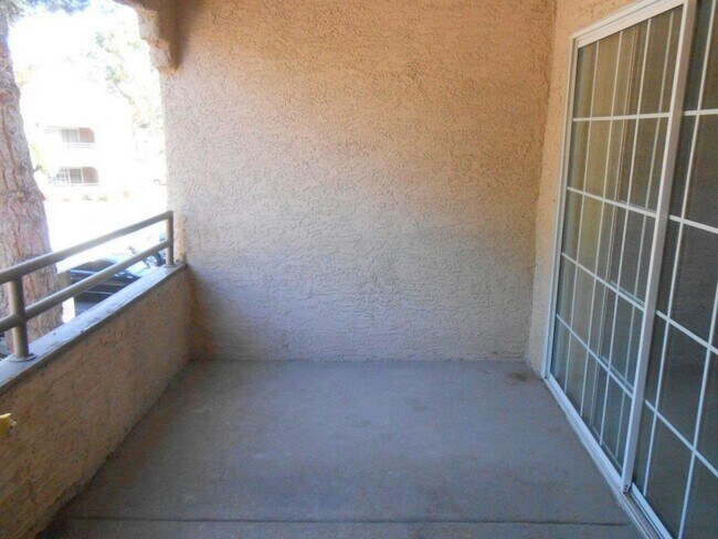 Building Photo - Spacious 2 bedroom Condo in Canyon Lake Community