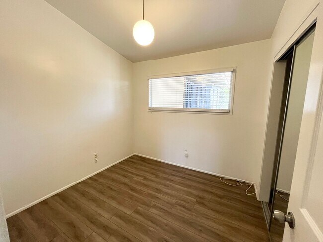 Building Photo - Charming 5 bedroom house with extra living...