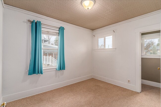 Building Photo - South Hill Charmer 3 bed, 1 bath available...