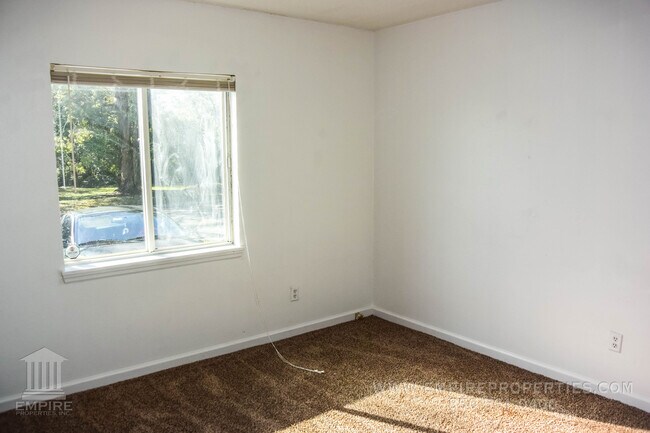 Building Photo - Quad Near Campus- 2 full bedrooms