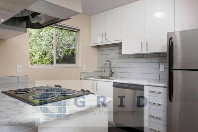 Building Photo - Gorgeous 2 Bedroom Apartment in Mt. Tabor - $500 MOVE IN SPECIAL!